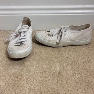 Women’s tennis shoes